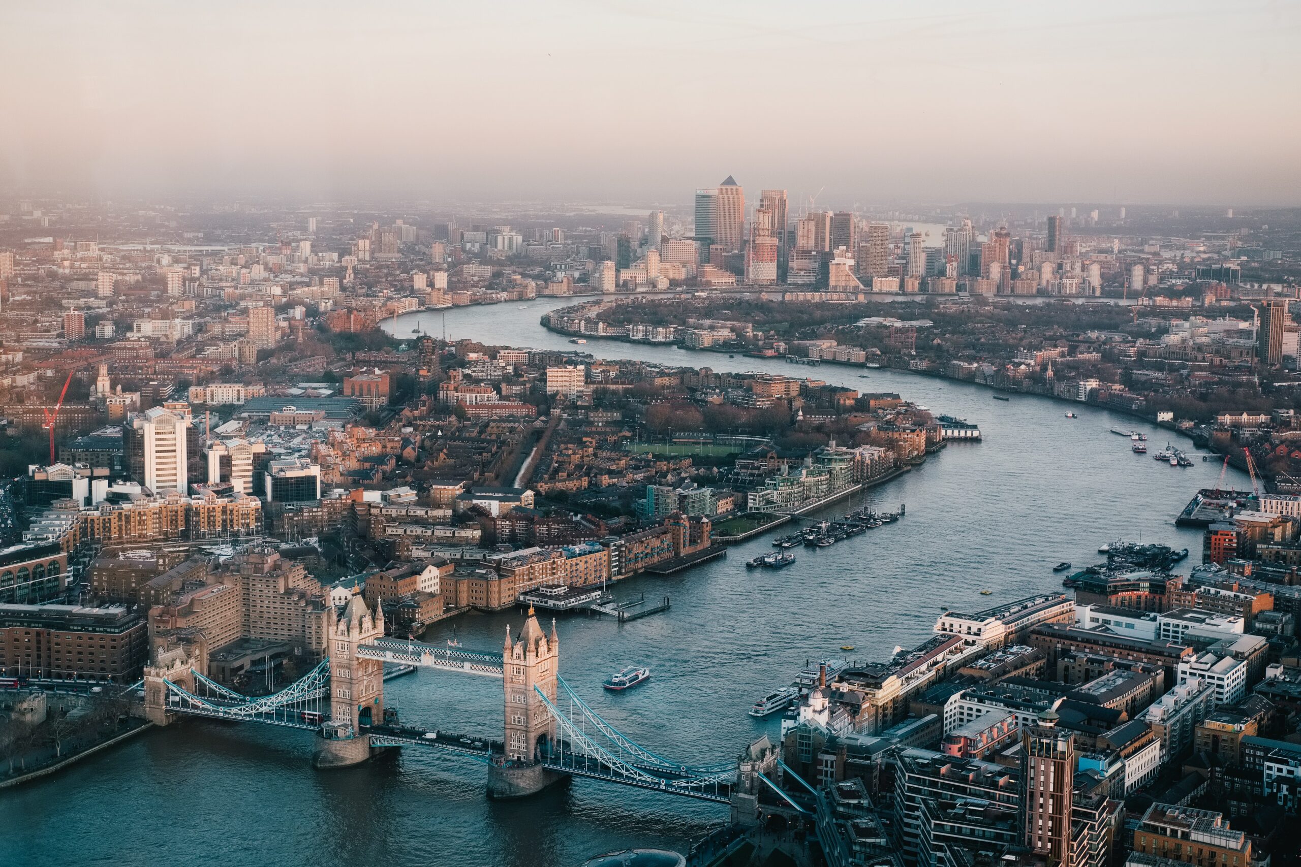 London - benjamin-davies-Oja2ty_9ZLM-unsplash